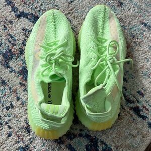 adidas Yeezy Boost 350 V2. Color Glow. EG5293